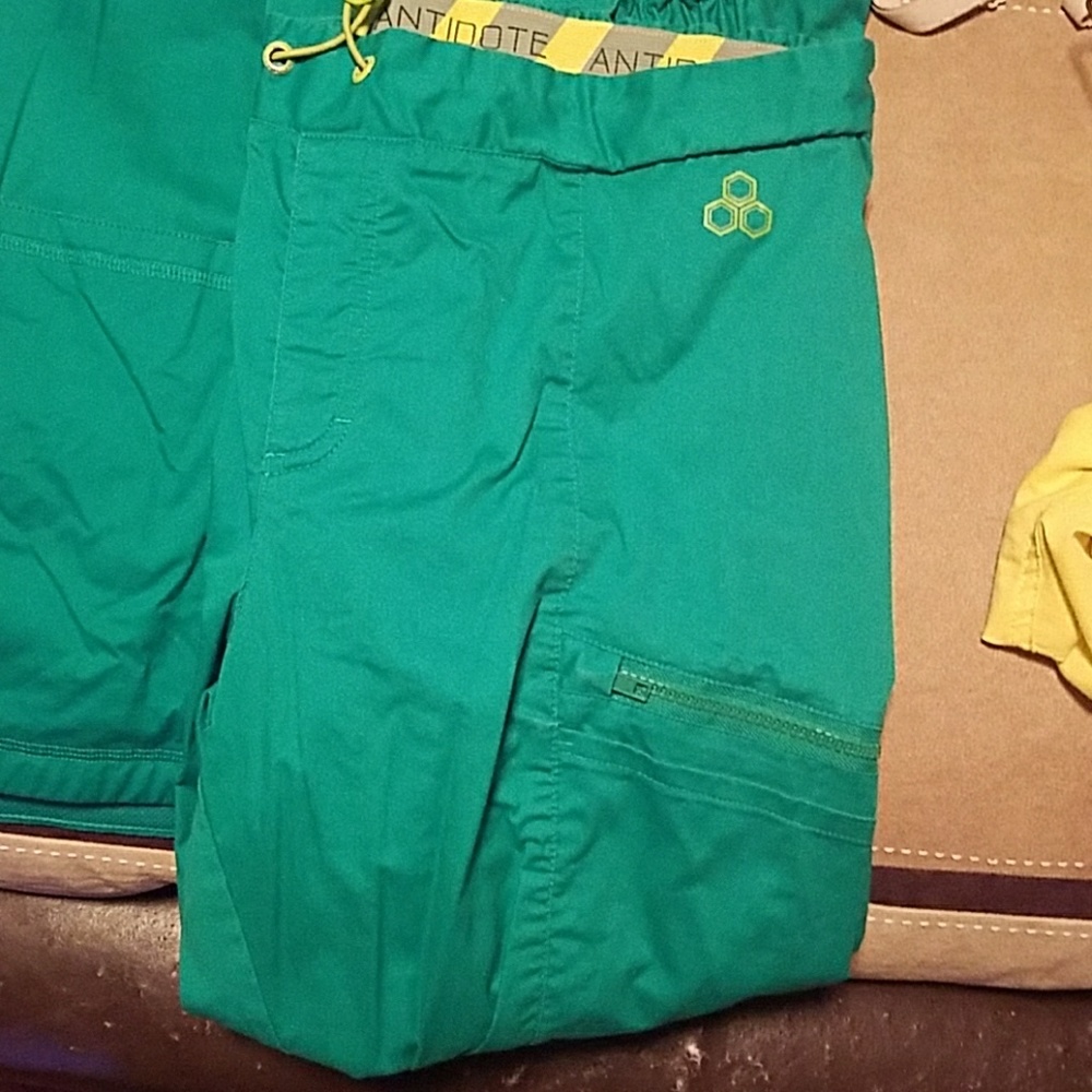 Antidote scrub set